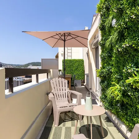 Appartement At In Clermont, Place De Jaude