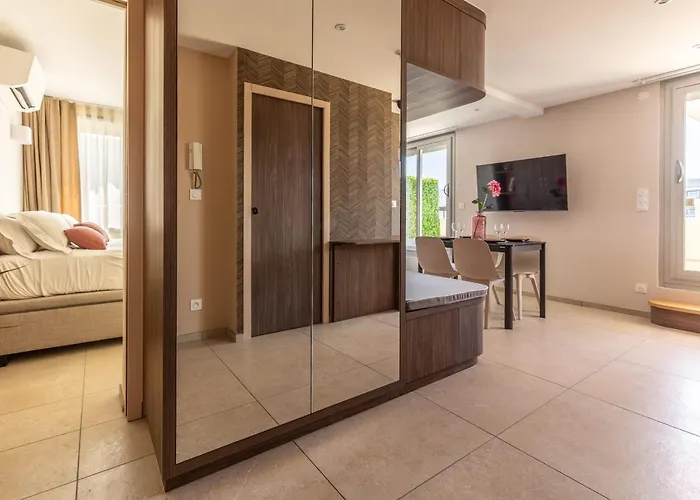 At In Clermont, Place De Jaude Clermont-Ferrand