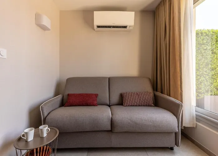 At In Clermont, Place De Jaude